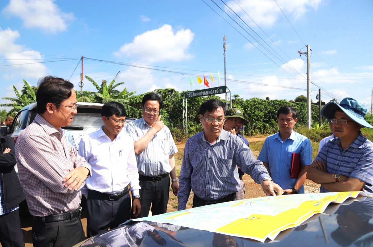Đồng chí Võ Ngọc Hiệp - Phó Chủ tịch UBND tỉnh cùng lãnh đạo các sở, ngành, địa phương kiểm tra nút giao giữa cao tốc Tân Phú - Bảo Lộc và đường Lý Thường Kiệt tại phường Lộc Phát, TP Bảo Lộc