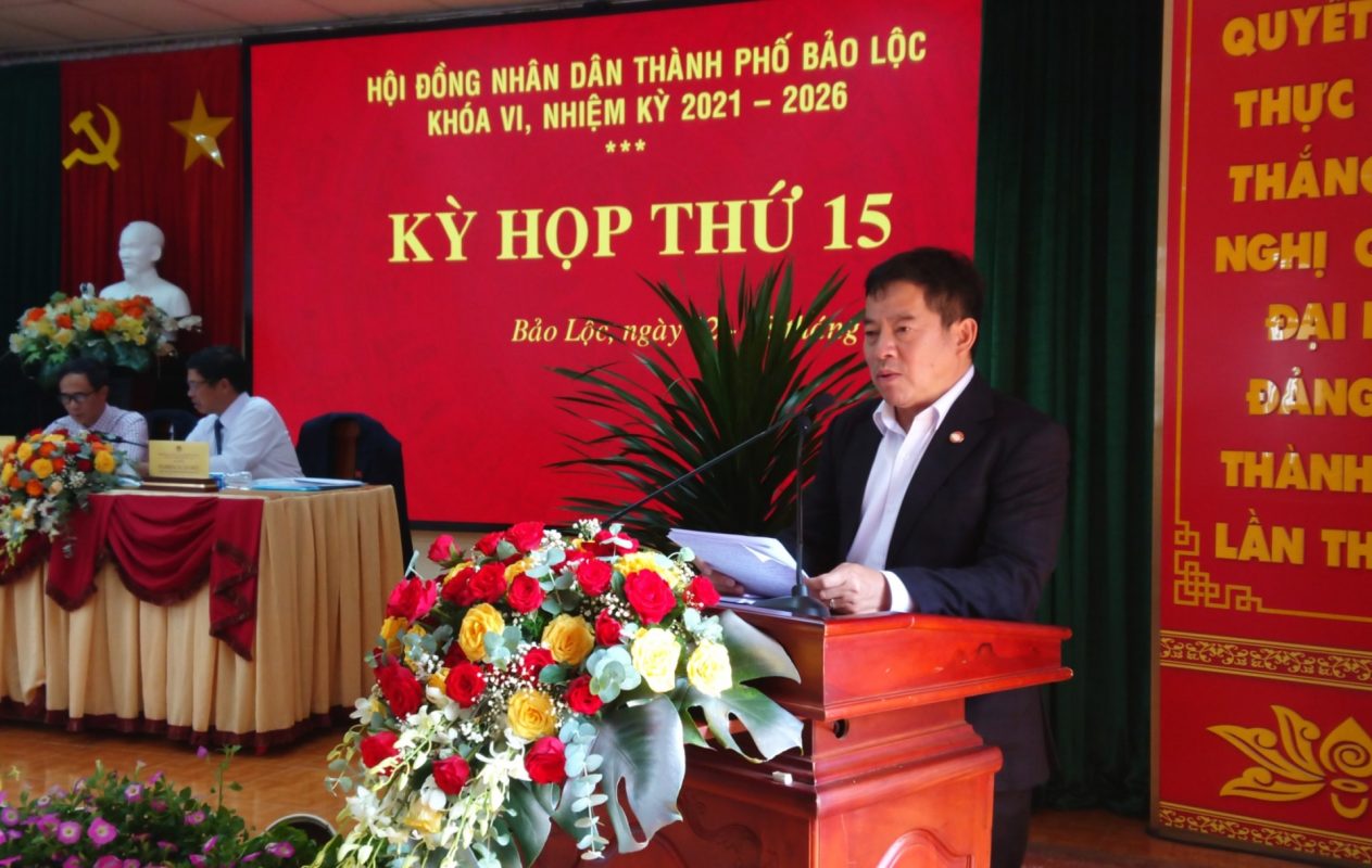 Đồng chí Nguyễn Văn Phương - Chủ tịch UBND TP Bảo Lộc tiếp thu, giải trình ý kiến chất vấn của đại biểu