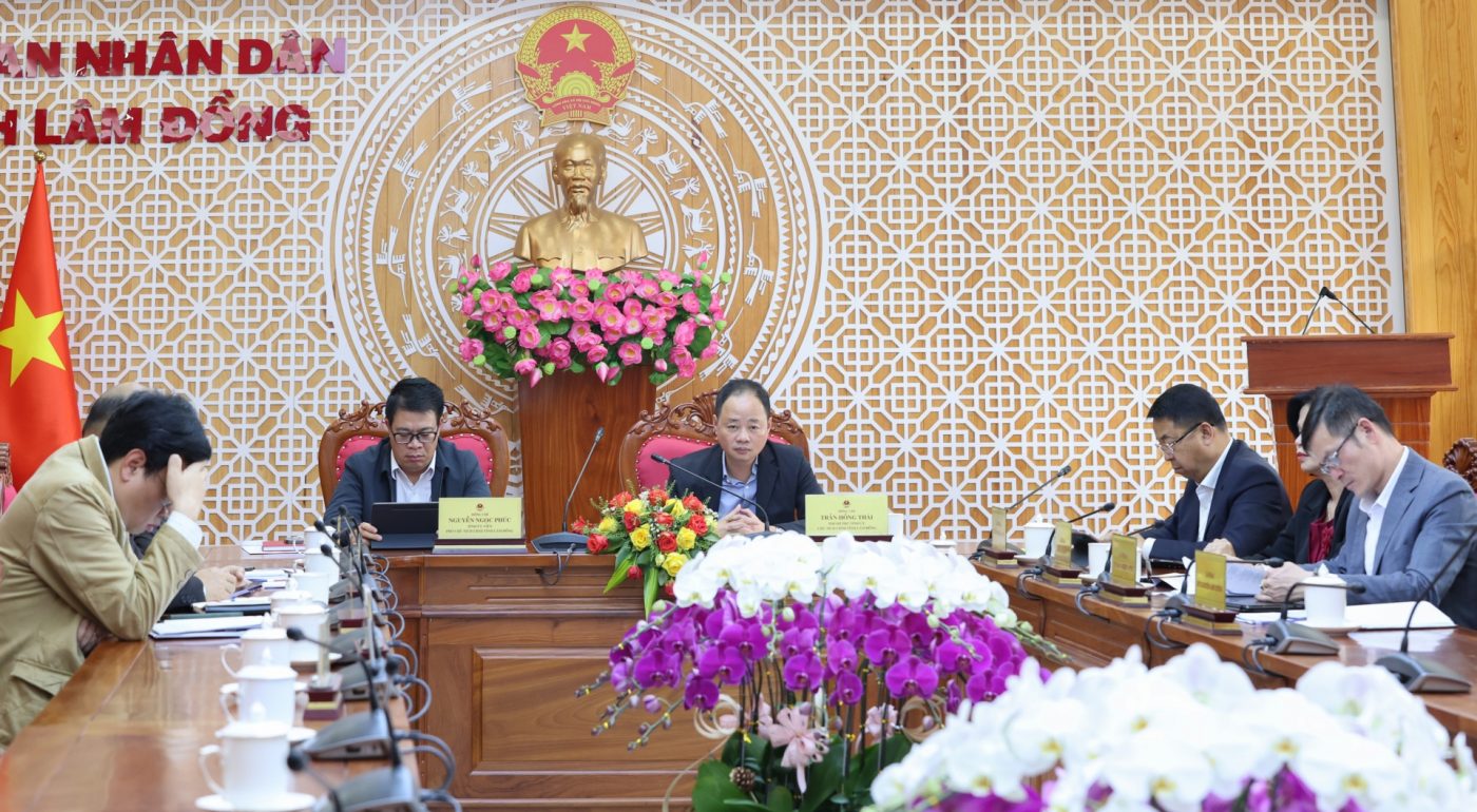 Chủ tịch UBND tỉnh Trần Hồng Thái và Phó Chủ tịch UBND tỉnh Nguyễn Ngọc Phúc cùng lãnh đạo một số sở, ngành, đơn vị liên quan tham dự phiên họp tại điểm cầu tỉnh Lâm Đồng