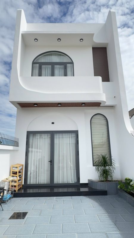 Bán nhanh nhà phố hiện đại mặt tiền đường Nguyễn Trãi, P.2, Bảo Lộc, Lâm Đồng