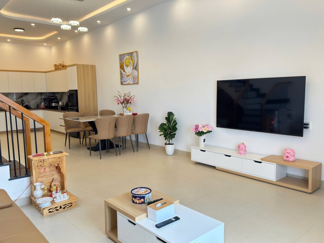 Bán nhanh nhà phố hiện đại mặt tiền đường Nguyễn Trãi, P.2, Bảo Lộc, Lâm Đồng